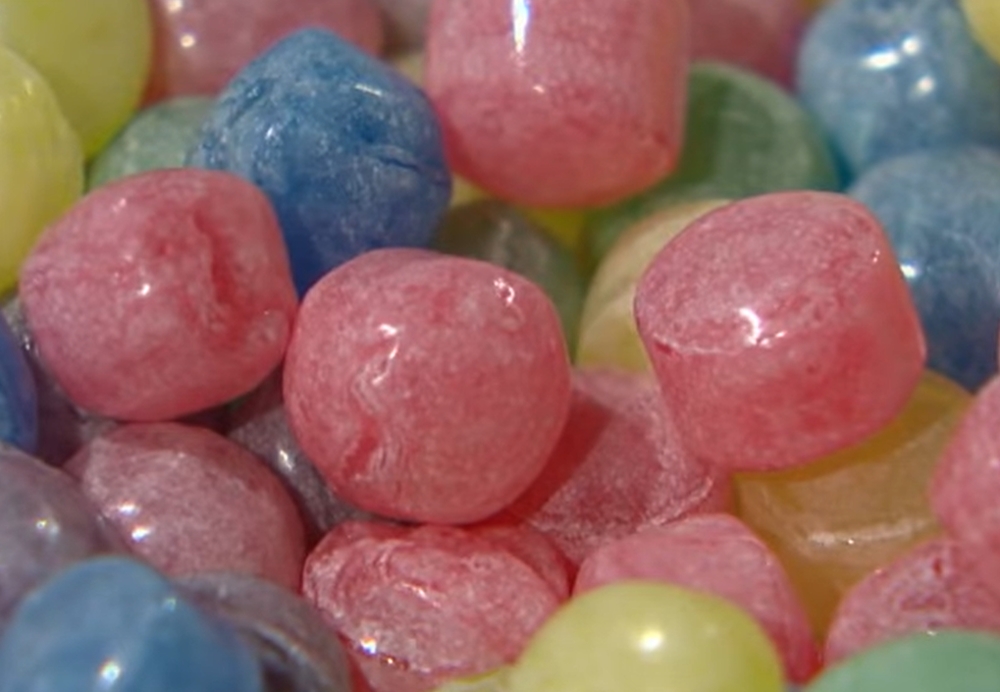 澳洲牙科协会回应事件表示，这些具有酸度或PH值的产品会化学灼伤脸颊及舌头