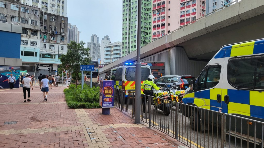 警员赶至指挥交通。香港交通及突发事故报料区FB