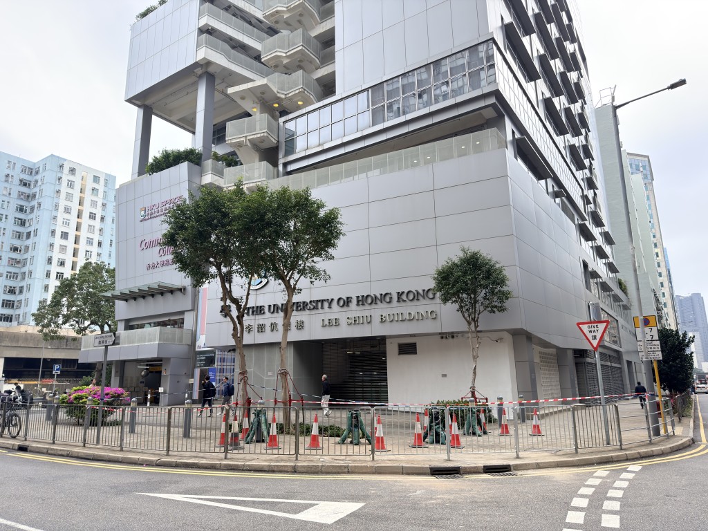 現場位於九龍灣臨興街港大專業進修學院對開。 現場位於九龍灣臨興街港大專業進修學院對開。