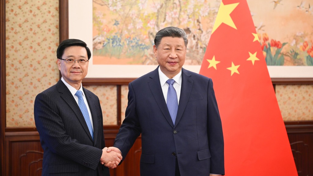 圖為行政長官李家超（左）去年在北京向國家主席習近平（右）述職，匯報香港經濟、社會和政治等方面的最新情況。政府新聞處圖片