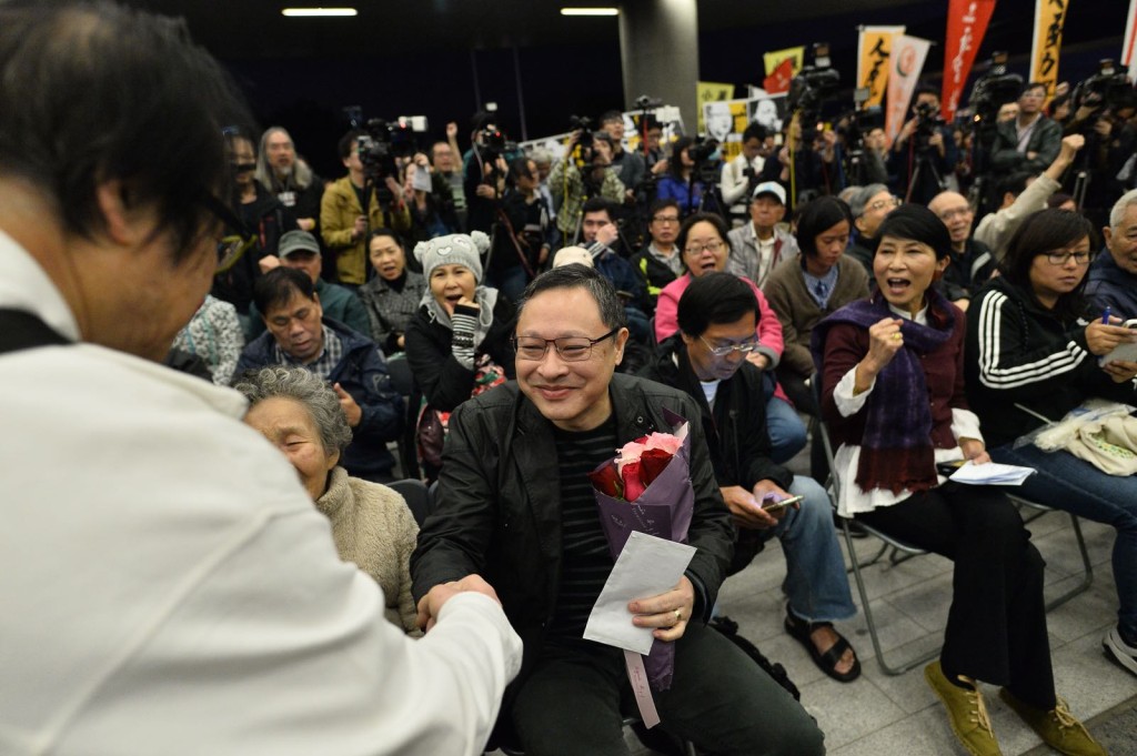 集會於晚上7時開始，有大批市民到場參與。