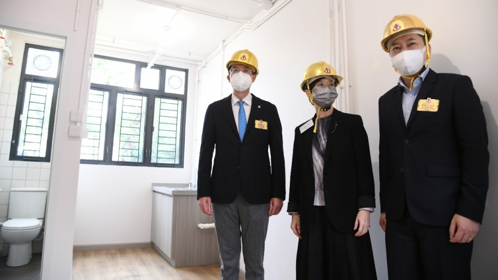何永賢(中)料新項目會受基層市民歡迎。