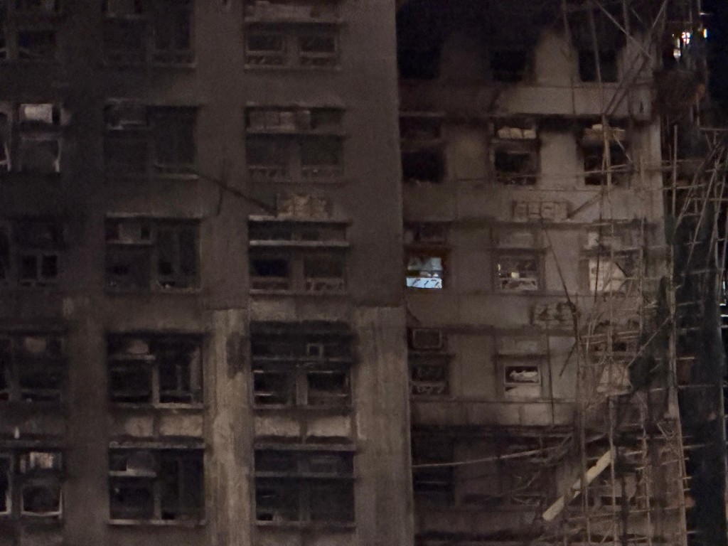 警方消防入夜後持續搜索調查。 警方消防入夜後持續搜索調查。