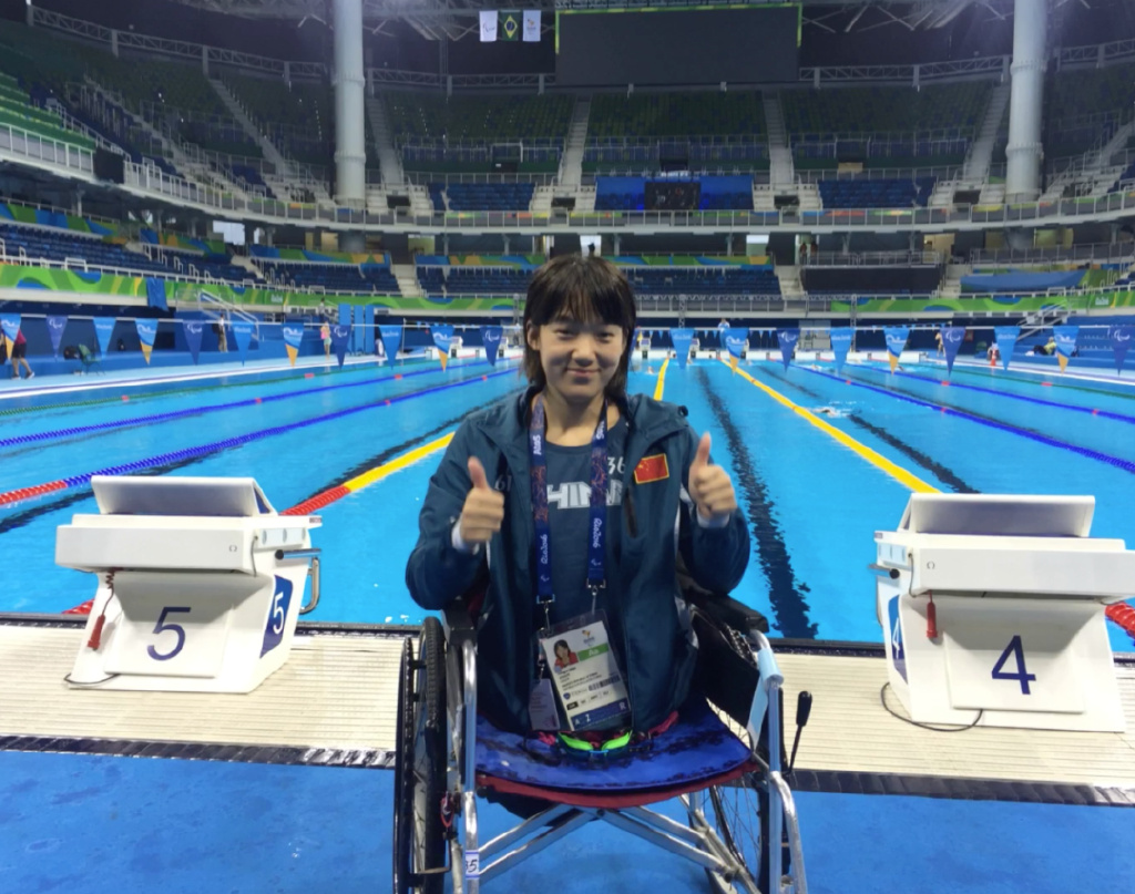 钱红艳凭藉她的坚韧和不屈克服了自身的障碍成为泳手。
