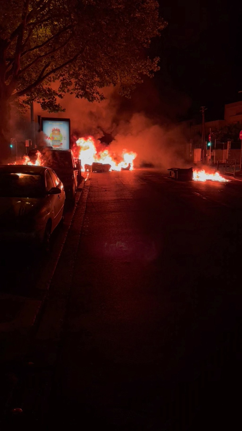 巴黎警射杀17岁少年引发示威冲突，南泰尔（Nanterre）街头现多个火头。 路透社
