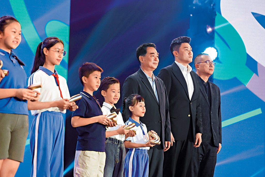 右起：澳门中华民族文创学会会长谢谦、星岛新闻集团行政总裁兼社长蔡晋博士及深圳市文化创意与设计联合会副会长兼秘书长周斌担任颁奖嘉宾。