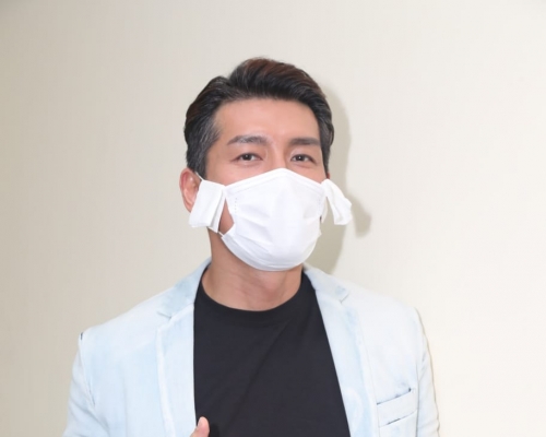 袁文傑花完妝等埋位，為怕口罩留印攝上紙巾。