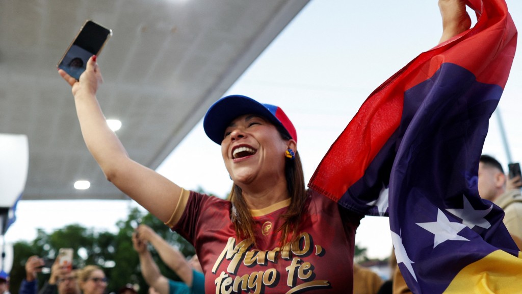 佛州一名女子得悉美軍抓獲委內瑞內總統馬杜羅後歡呼。 路透社