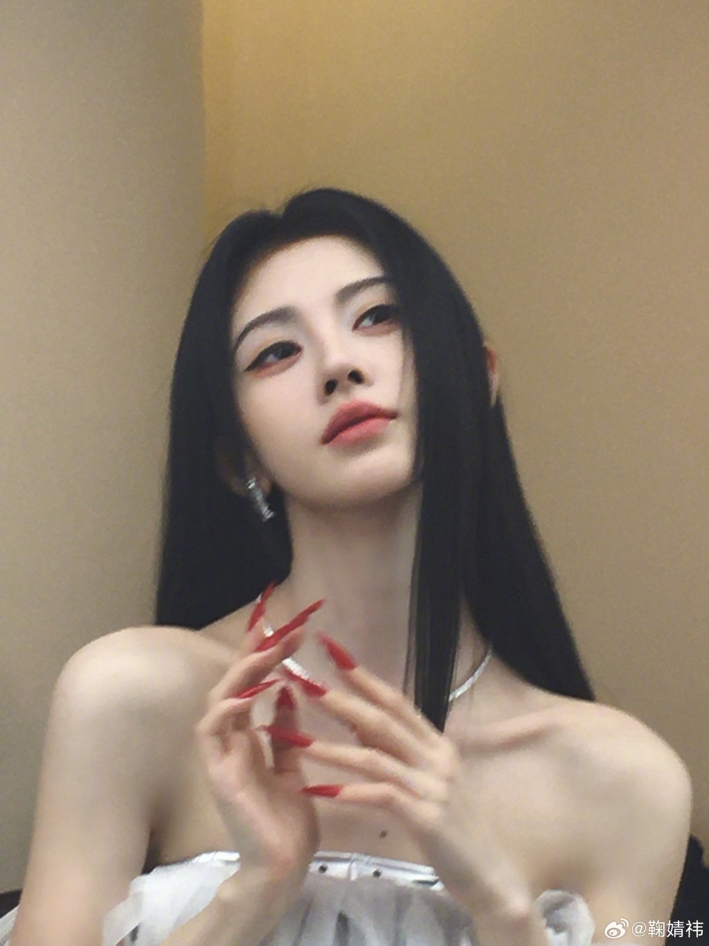 内地红星鞠婧祎遭实名举报逃税，消息成为热搜。微博