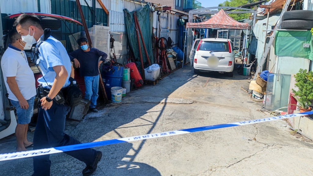 車房東主倒卧在私家車後座位置,經檢驗後證實不治。梁國峰攝
