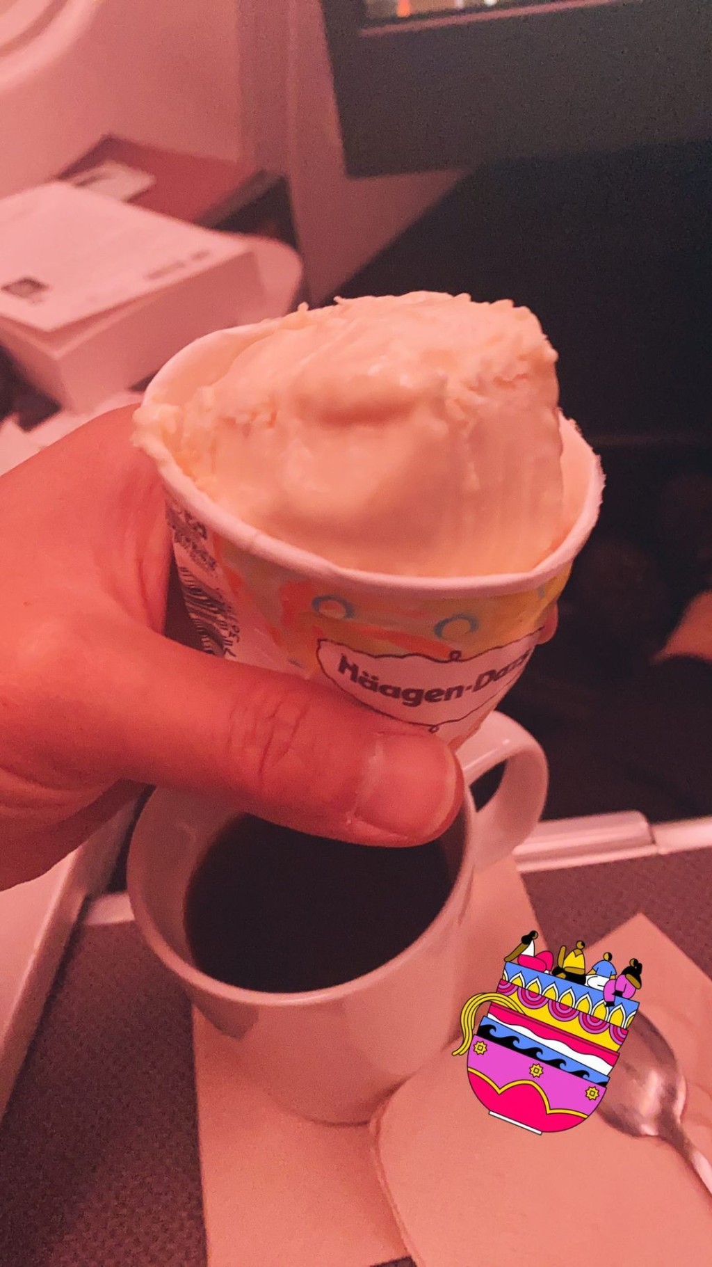 男神喺飛機上食雪糕。