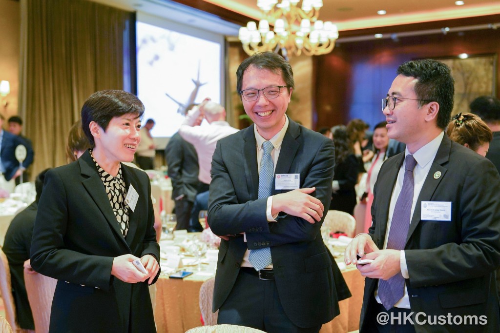 海關關長何珮珊（左一）今日（11日）出席由InterCham舉辦的年度商界午宴，與來自超過30個國家的400位商界代表進行交流。香港海關fb