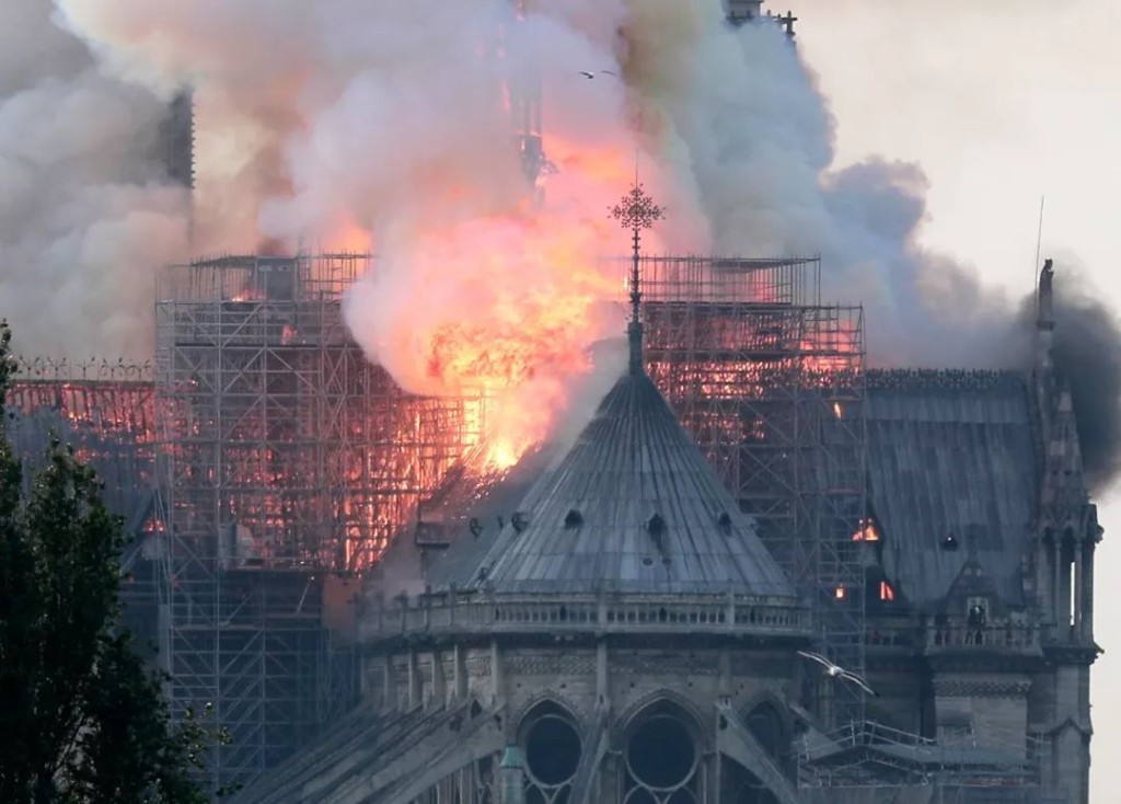 巴黎聖母院大火之後，Bernard Arnault捐巨額成以個人名義資助重建巴黎聖母院、捐款數字最龐大的企業家