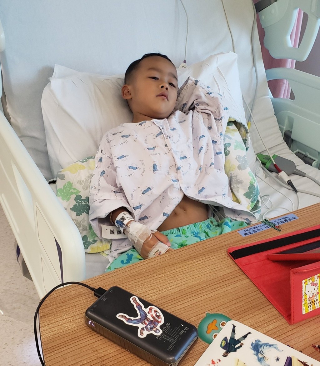 患有先天性心臟病的5歲男童小鐵漢Kansas昨晚發高燒。fb「小鐵漢媽媽」圖片