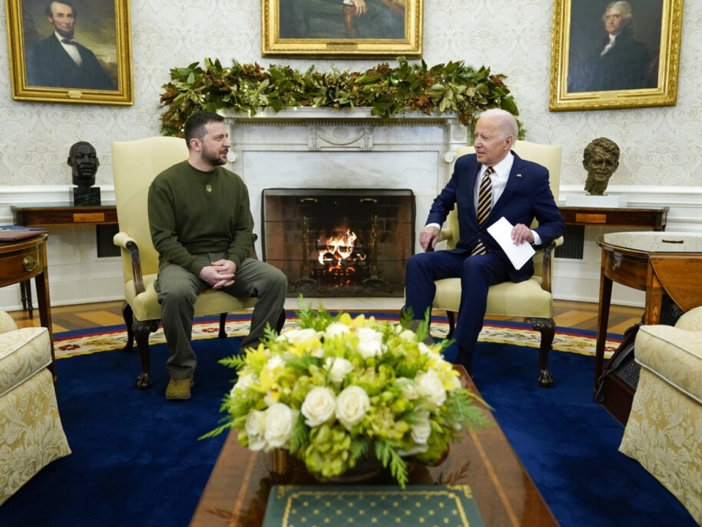 拜登与泽连斯基在白宫椭圆形办公室的火炉前会谈。（美联社）