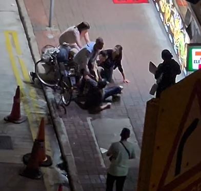 大南街兩男打倒瞓地。fb 車cam L（香港群組）
