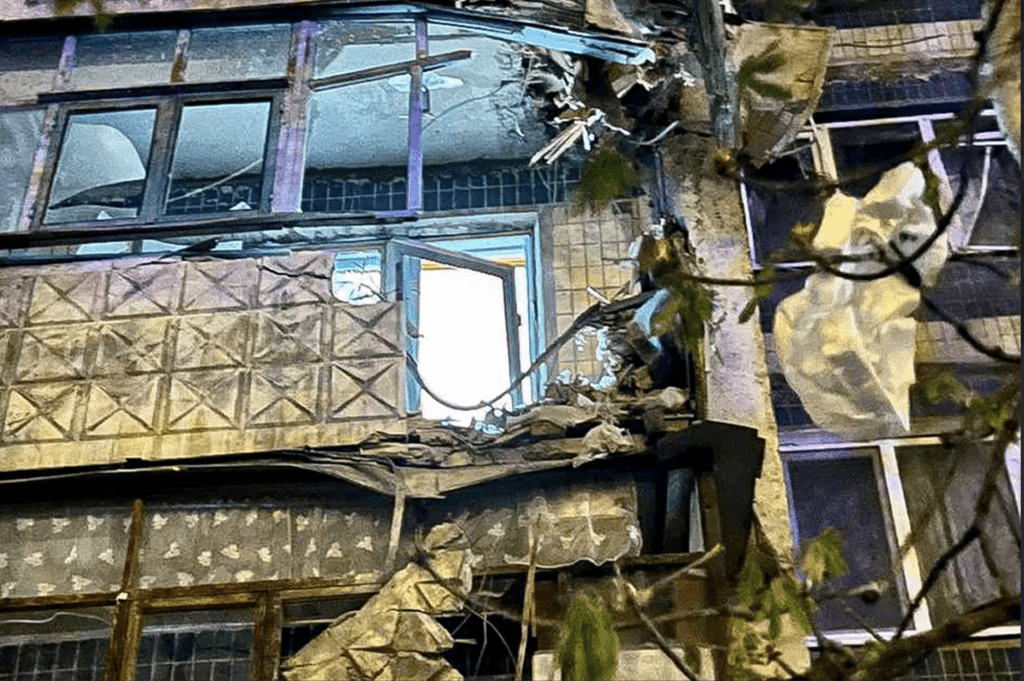 从外媒报道的照片可见，贝尔哥罗德的一条街道上有大堆混凝土，疑被炸成巨坑，另有多辆汽车受损，至少有一栋建物窗户破裂。美联社