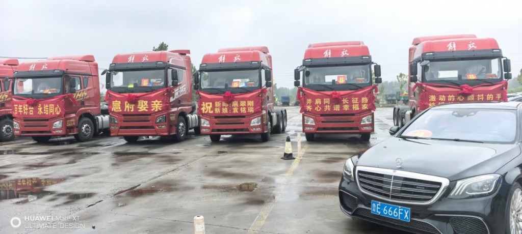 山東一婚禮動用6輛紅色解放牌大卡車組成迎親車隊。小紅書@東營婚車駿尚婚禮車隊