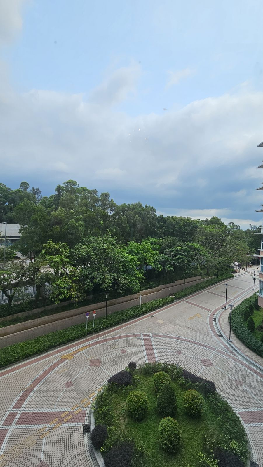 單位望屋苑內園，景色清新寫意。