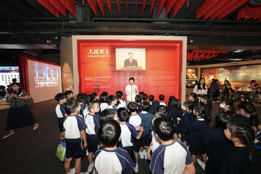 展覽廳位於香港歷史博物館二樓,展覽內容豐富,包括國家及香港過去一百多年的重要歷史事件。 展覽廳位於香港歷史博物館二樓,展覽內容豐富,包括國家及香港過去一百多年的重要歷史事件。