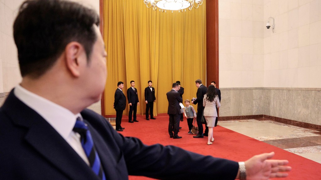 马斯克带着儿子X访问中国，现身人民大会堂。 美联社