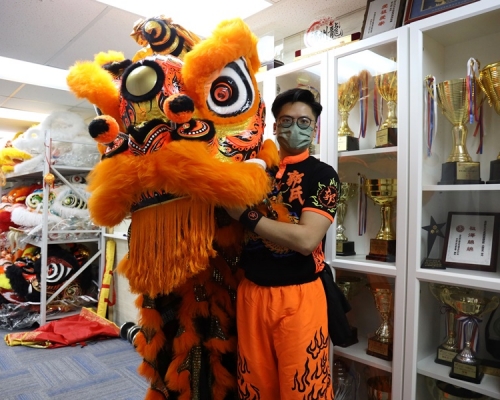 「九十後」龍獅教練兼表演者陳育生寄望虎年禍去福來，早日舉起龍獅上街獻藝。林家希攝