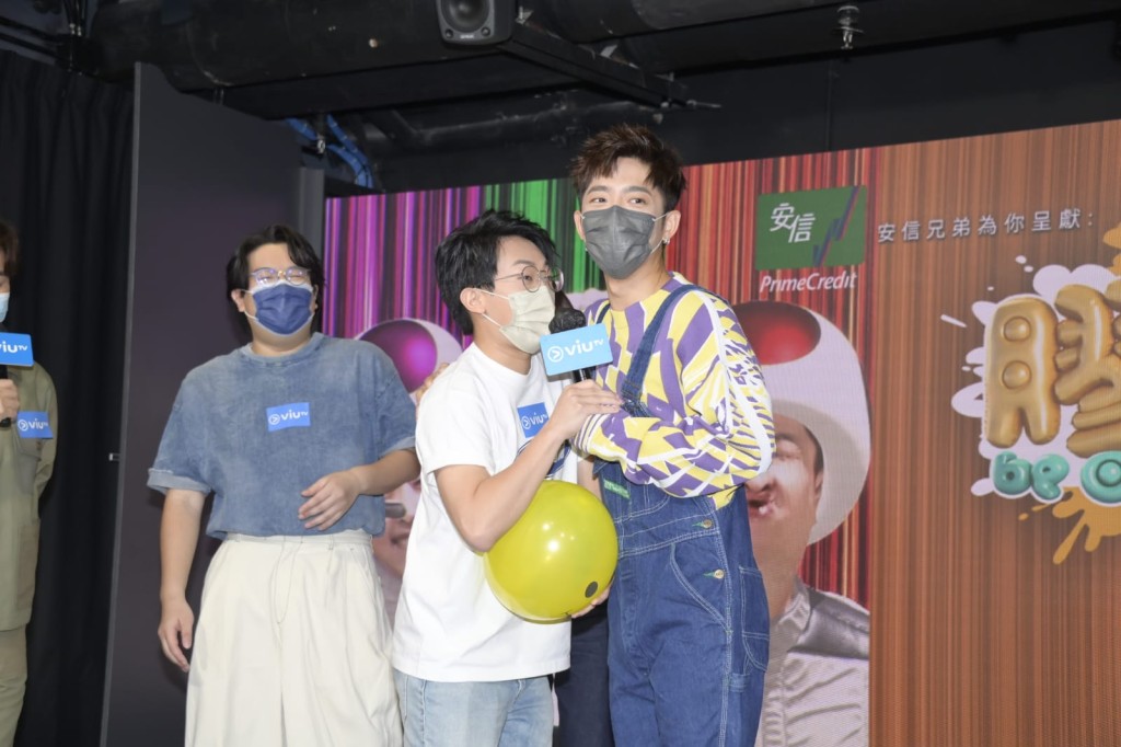 Edan（右）和岑珈其則以肚來夾，但位置有點尷尬。