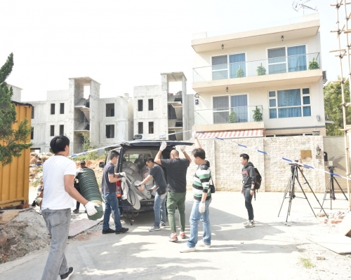 警員下午在金錢村一間村屋搬走部分證物。