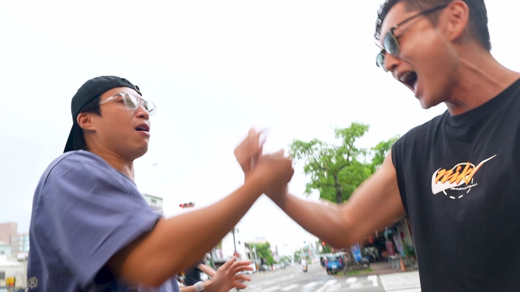 兩位好兄弟憑藉超強默契完美配合,為平平無奇的介紹台詞增添了無窮喜感。 兩位好兄弟憑藉超強默契完美配合,為平平無奇的介紹台詞增添了無窮喜感。