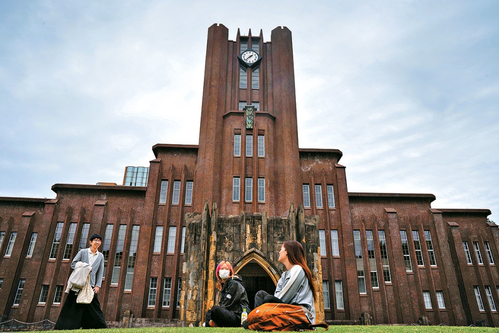 東京大學校園內的安田講堂。