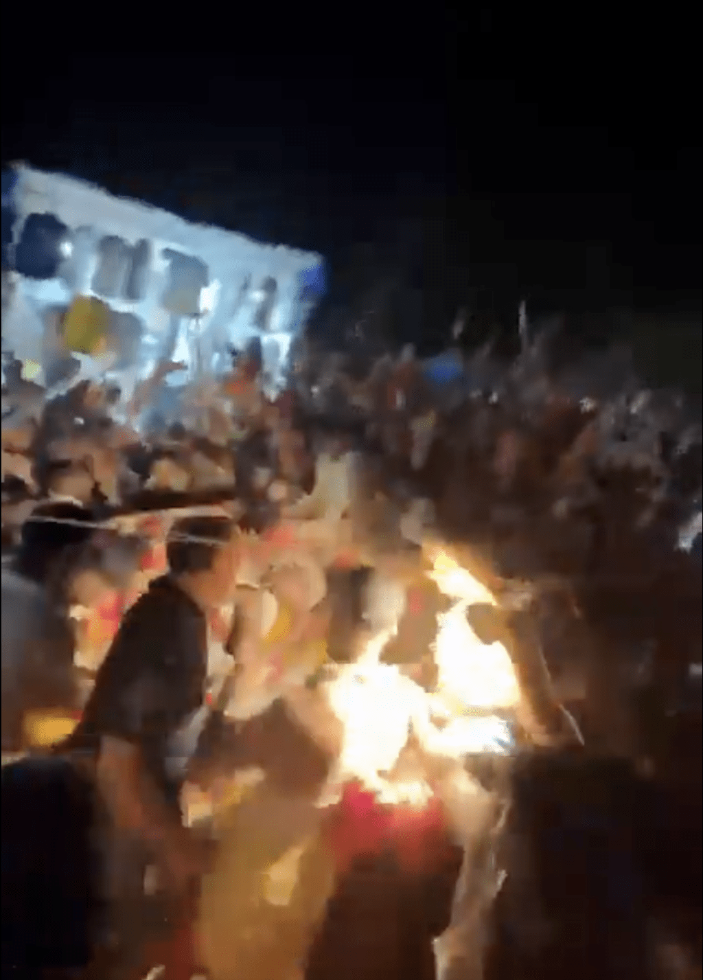 事件可能是由一名信徒用手杖觸碰燈泡而引發。X片段截圖 事件可能是由一名信徒用手杖觸碰燈泡而引發。X片段截圖