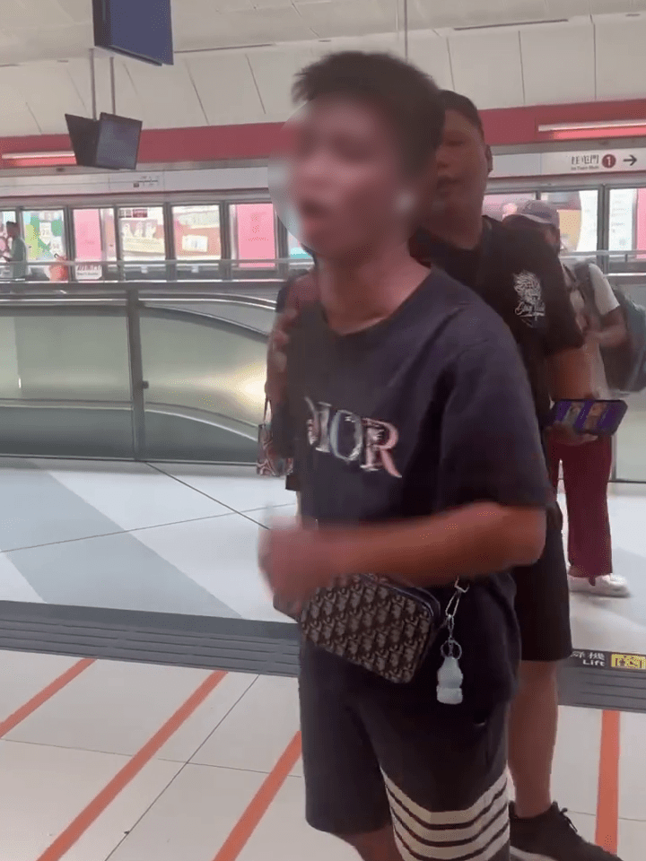 男子粗口橫飛,令人側目。 男子粗口橫飛,令人側目。