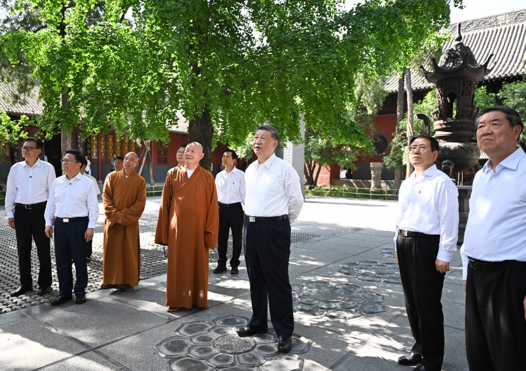 印樂法師今年5月曾陪習近平視察白馬寺。新華社