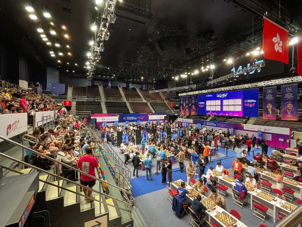 伊馆化身棋院，只开两边观众席，每天暂开放800个坐席，今日吸引不少棋迷入场。徐嘉华摄