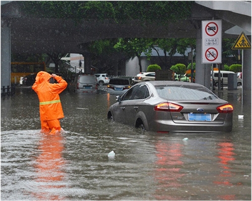 廣州遭受連續數十小時的大暴雨,造成多地出現水浸。