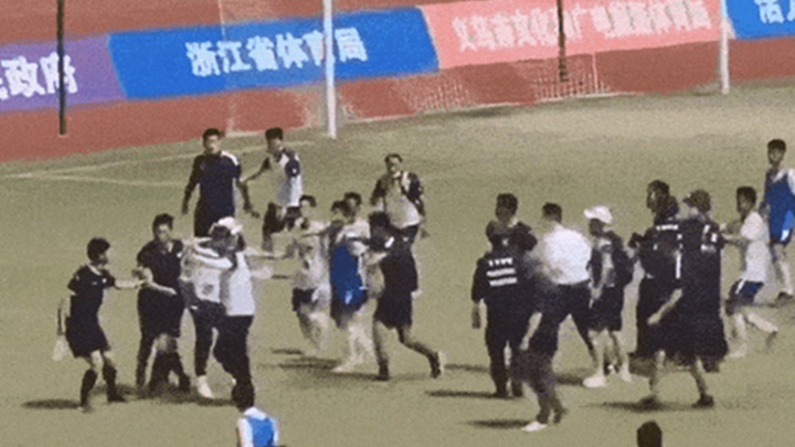 浙江省運會U15足球賽有球員不滿裁決追打球證，組委會介入調查。網上圖片