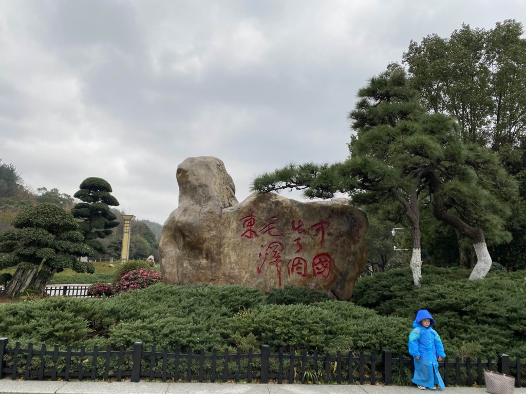 小孩在毛澤東銅像廣場留影。　星島記者攝