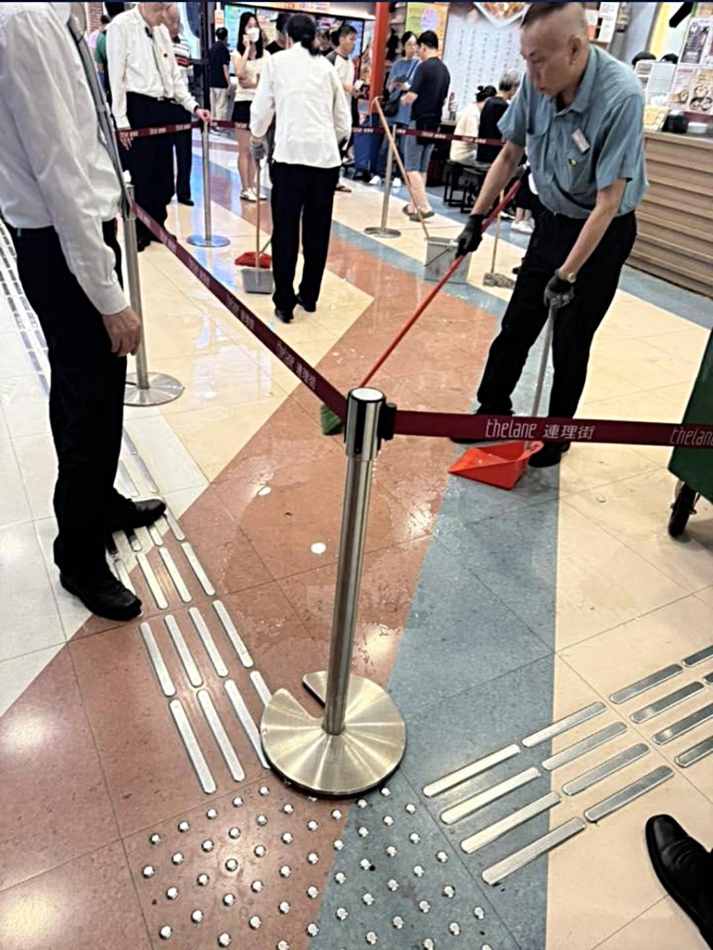 商場員工事後清理現場。fb：交通事故及突發事件