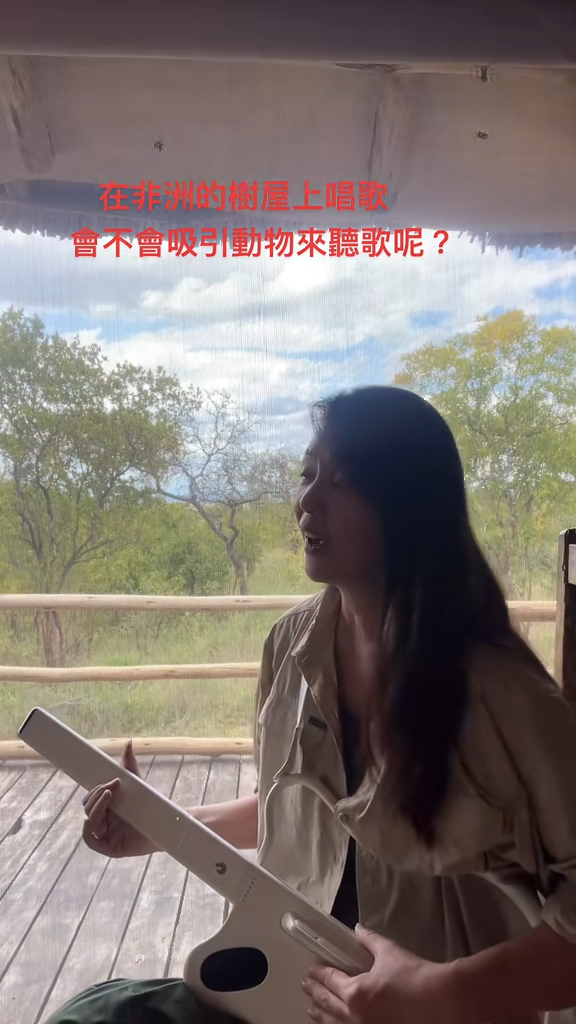 王馨平唱出經典歌曲《別問我是誰》。 王馨平唱出經典歌曲《別問我是誰》。
