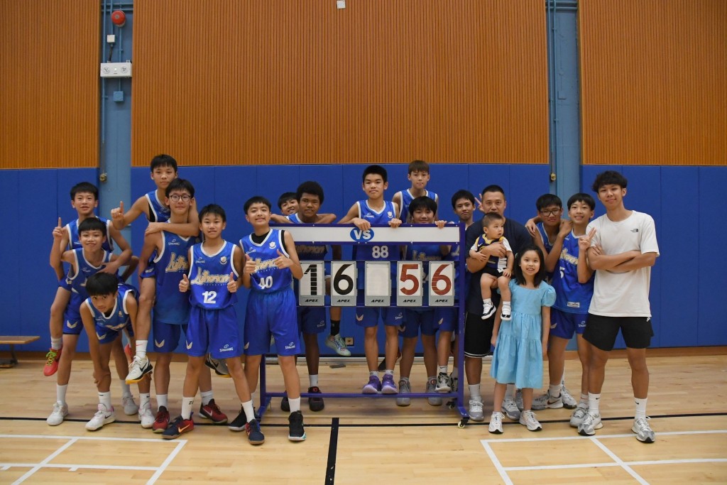 学界九龙二区第三组(D3K2)篮球男子丙组赛事，信义中学庆祝。 吴家祺摄