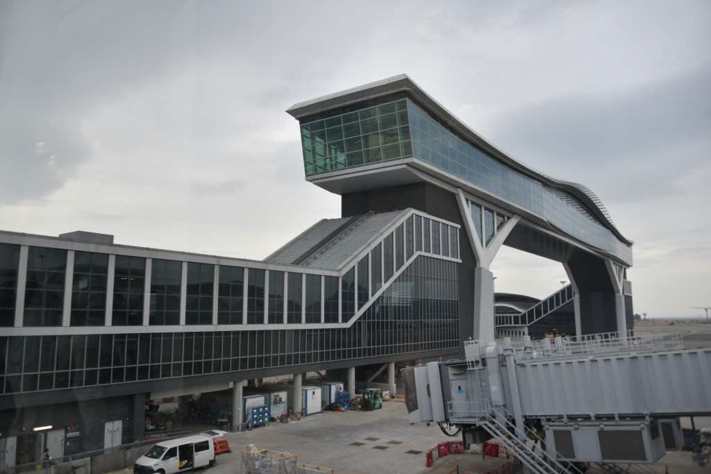 天際走廊料為全球在機場禁區內最長的行人天橋。陳極彰攝