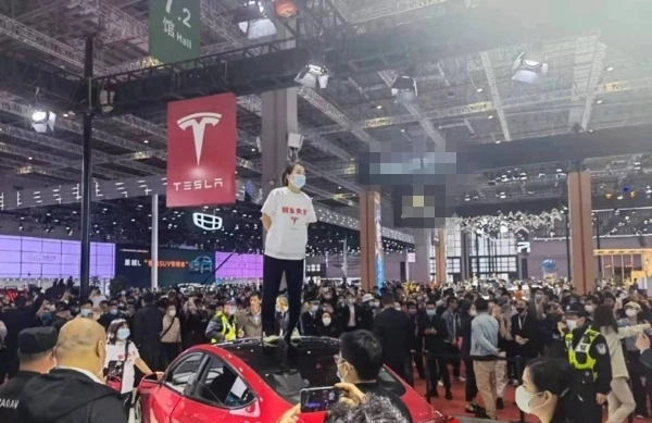 「車頂維權」女車主告贏Tesla,法院判交出「完整行車數據」。 「車頂維權」女車主告贏Tesla,法院判交出「完整行車數據」。