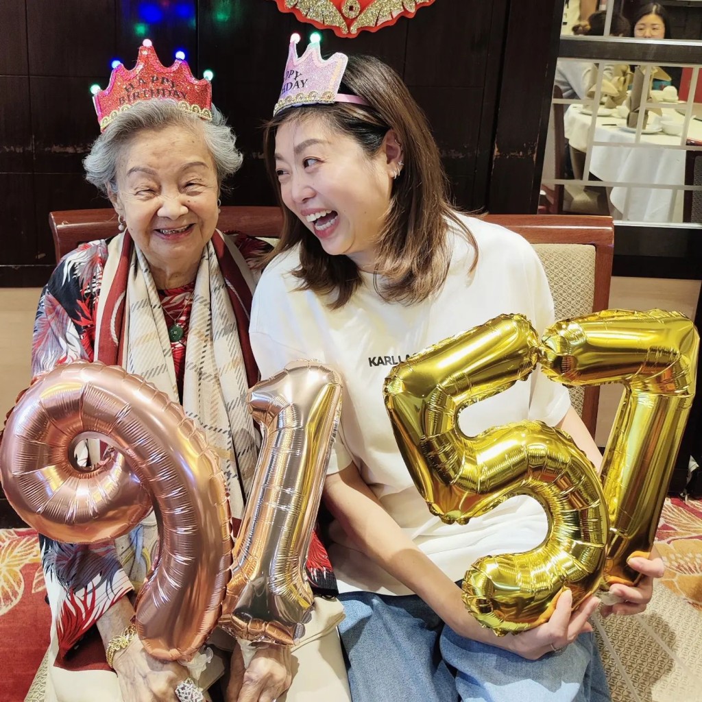 梅小惠曾与母亲一齐庆祝生日。