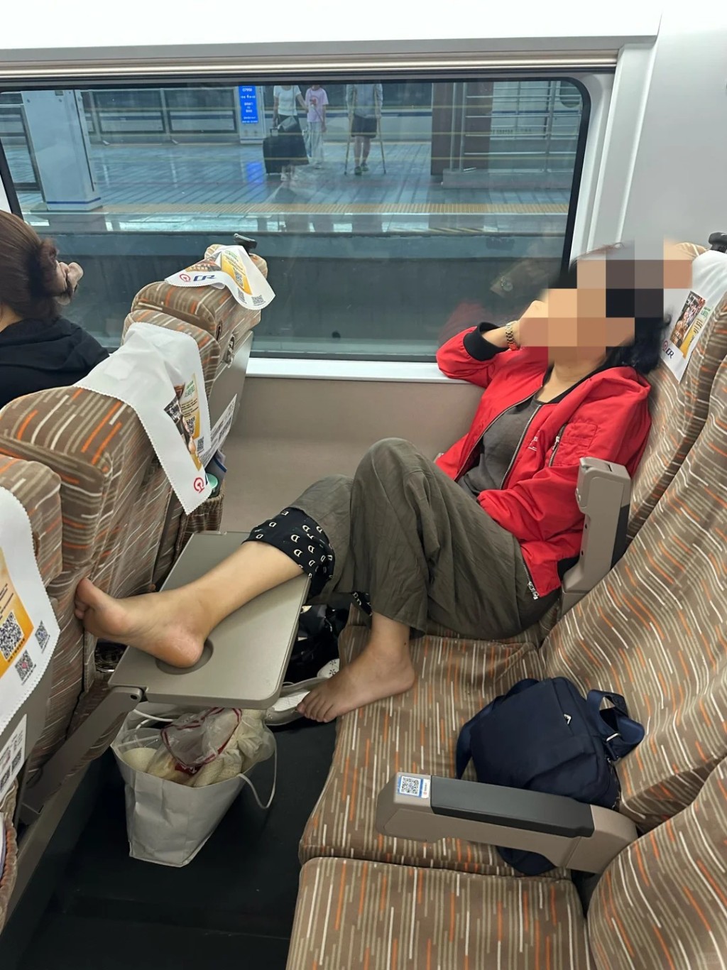 缺德高鐵乘客的各種不文明行為,令多種火車即棄隔套大賣。小紅書 缺德高鐵乘客的各種不文明行為,令多種火車即棄隔套大賣。小紅書