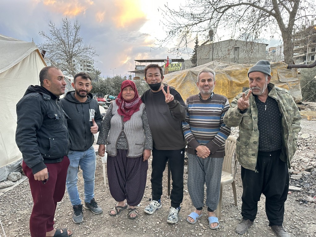 GaaSyy（東谷義和）近日在土耳其探訪地震災民。