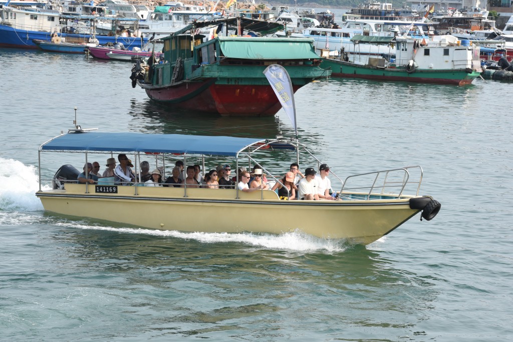 有西貢船家透露，近日多了市民租船出海觀鯨。黃文威攝