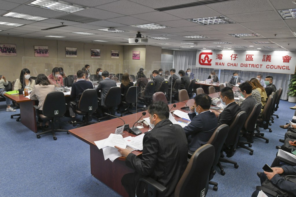 過去區議會是地區諮詢組織，政府本來相當尊重，若區議會反對的議題都不做，久而久之變成坐大，隨之引來政治介入。資料圖片