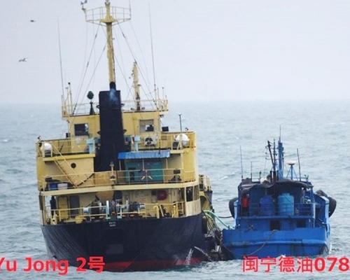 北韓籍油輪「Yu Jong 2號」與不明船籍小船「閩寧德油078」被拍到在東海上船舷相接並以軟管相連。（日本防衛省官網）