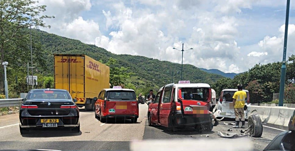 北大嶼山公路發生四車串燒。fb：車cam L（香港群組）