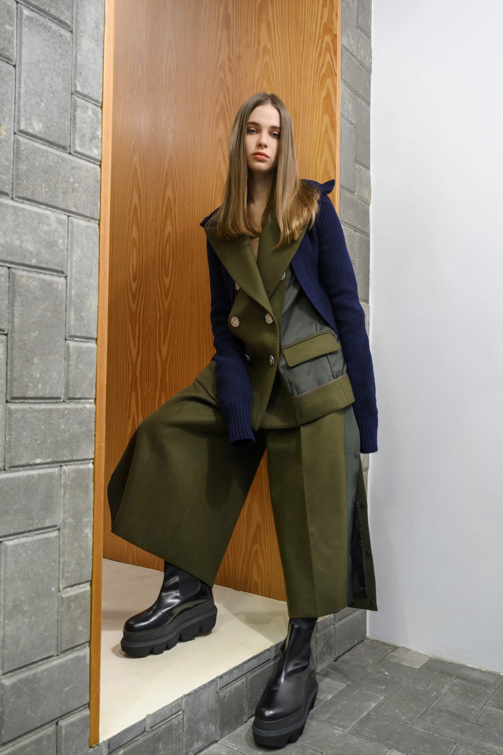 海军蓝拼卡其色Wool Melton Jacket/$9,300、阔身裤/$5,400、厚鞋底皮靴/$8,000。